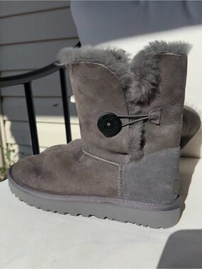 Classic Gray Bailey Button Ugg Boot - Women Size 7 Winter Boot Uggs Mid Height